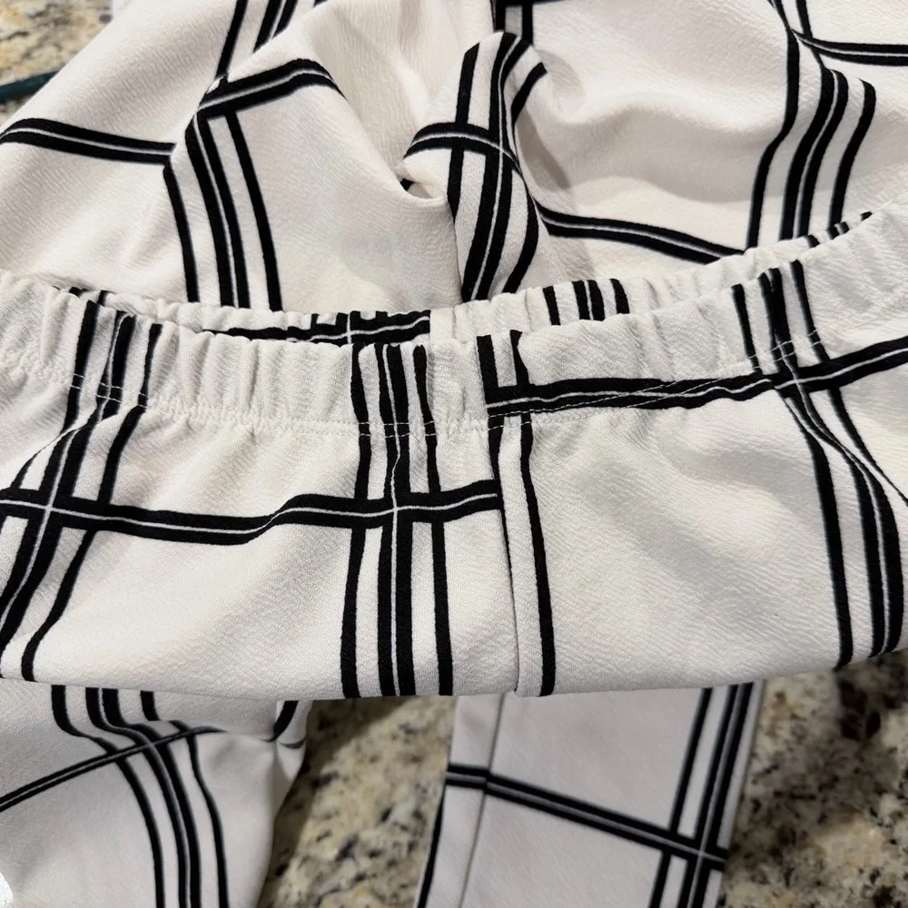 Dolce Bianca Size Small Black and White Checkered Textured Leggings
